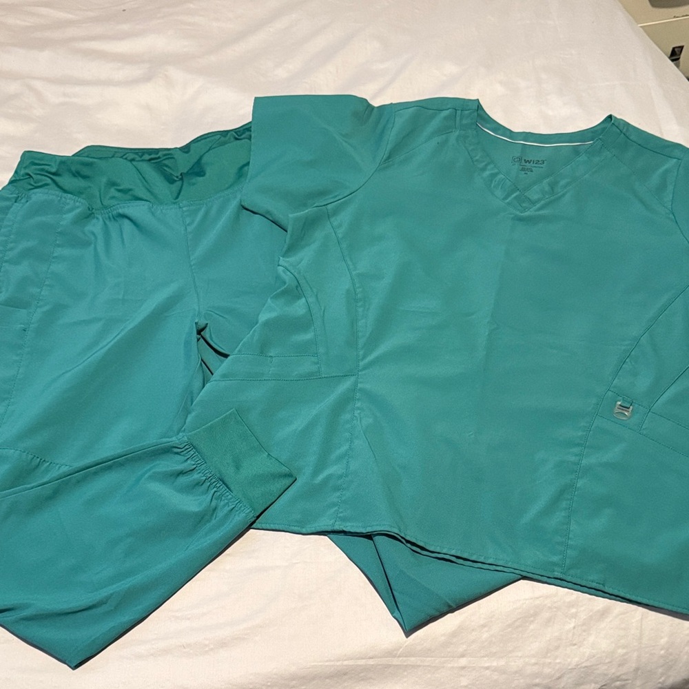 WonderWink V-Neck Scrub Top and Jogger Pants Set